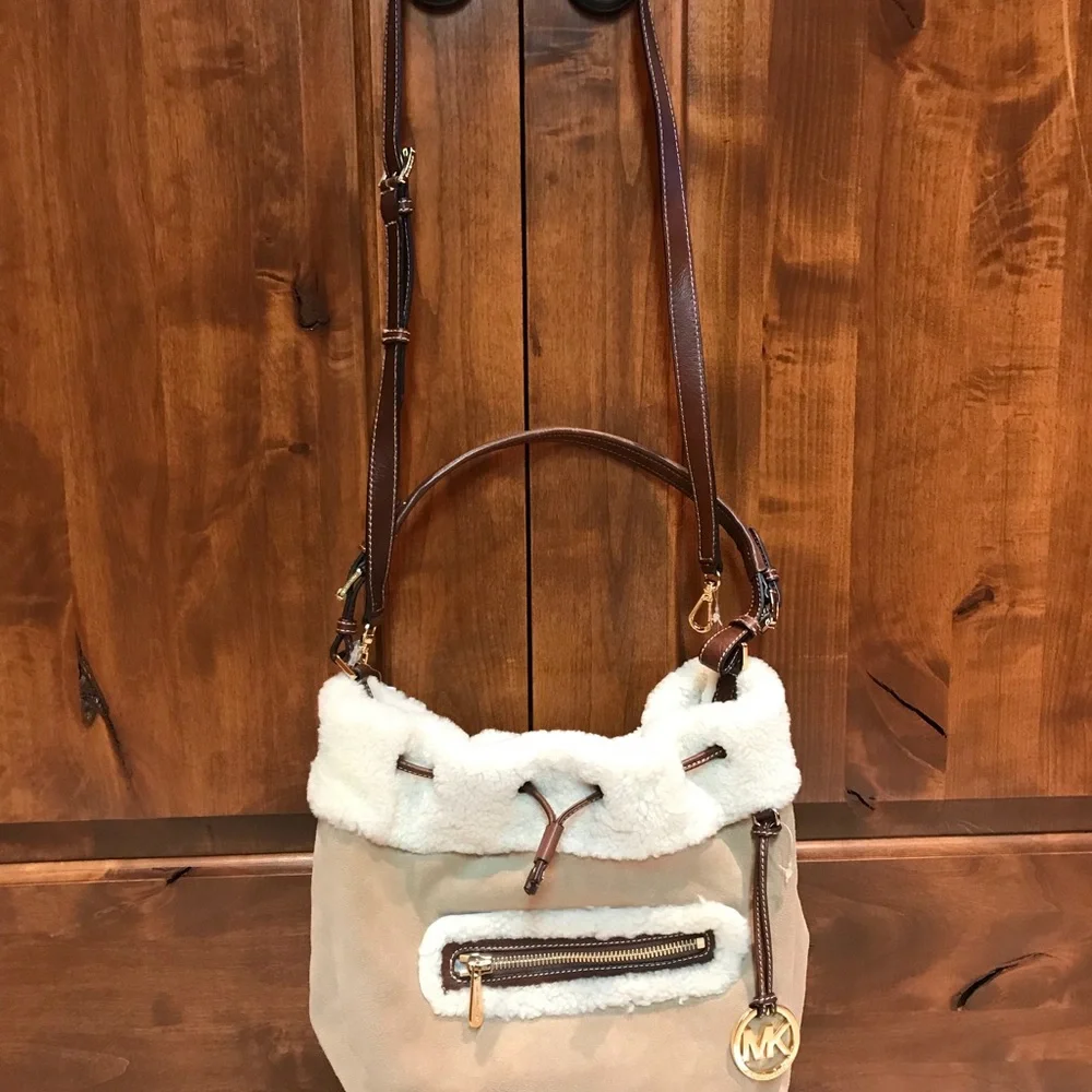 Michael Kors Tan Shoulder Bag Elegant Design - Picture 2 of 5